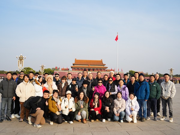 1733189545110978.jpg 天安門(mén)廣場(chǎng)合照.jpg